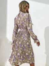 Bedrucktes Plisseekleid mit hohem Kragen